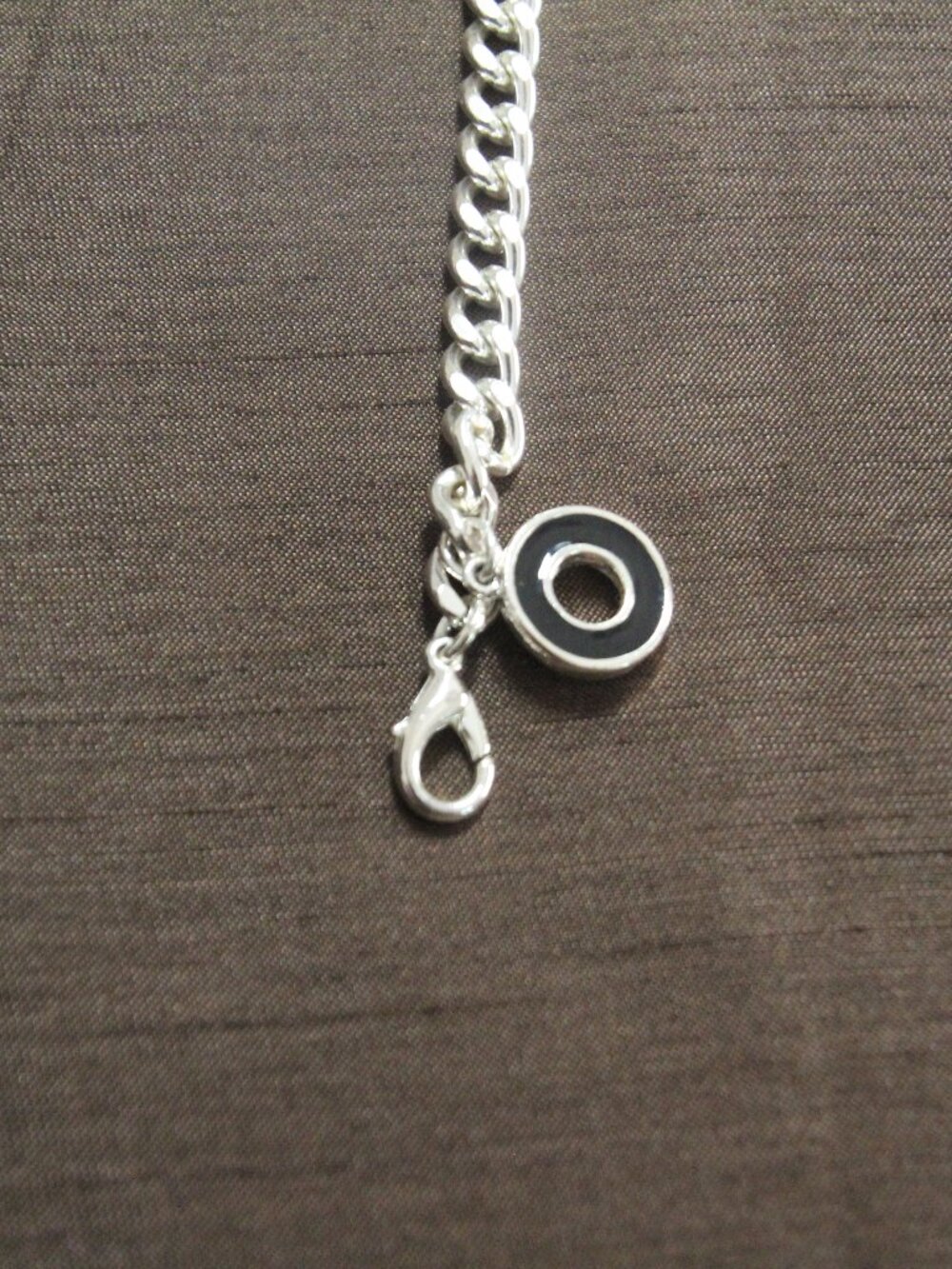 Bracelet vintage. Siver tone with circle charm. Size 6.75. Danecraft. Good.
